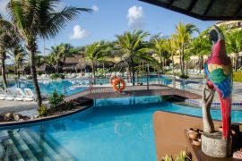 Área piscina com decorações no bar e todo charme para melhor atende-lo