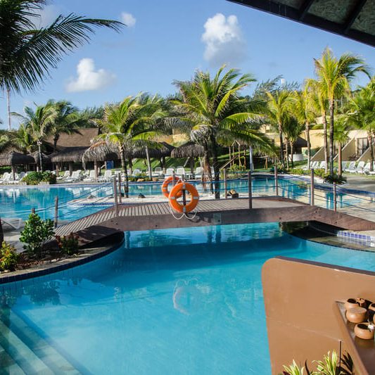 Área piscina com decorações no bar e todo charme para melhor atende-lo