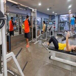 Academia oferecendo diversos aparelhos assim como exercícios diferenciados