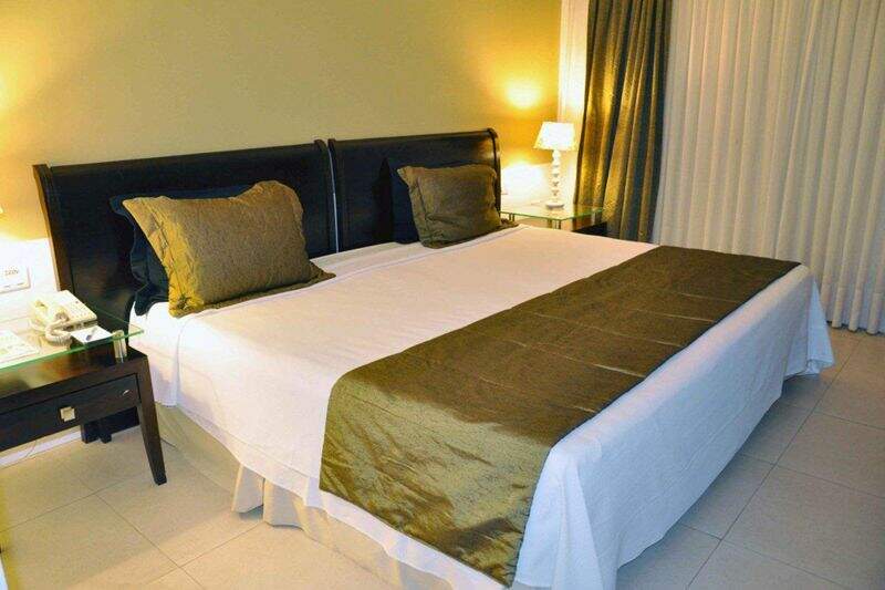 Apartamento Superior detalhes das colcha dourada na cama de casal