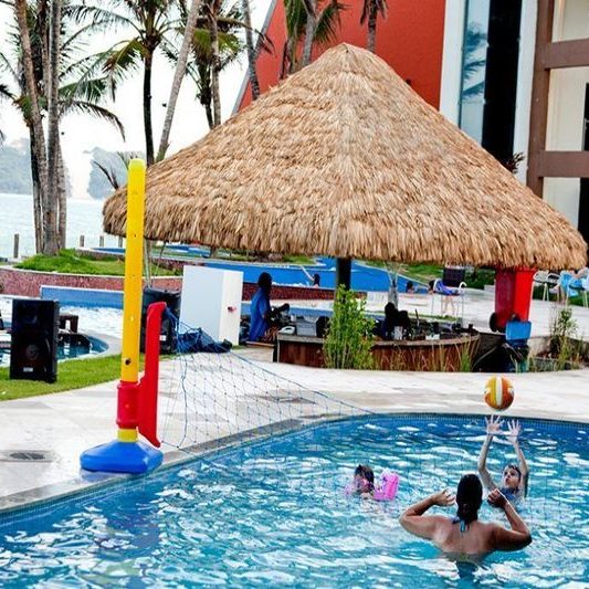 Piscina com atividades esportivas na água