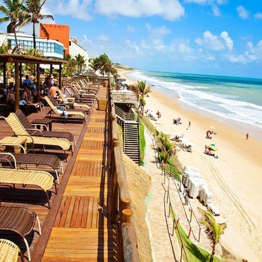 Deck com espreguiçadeiras em frente ao mar