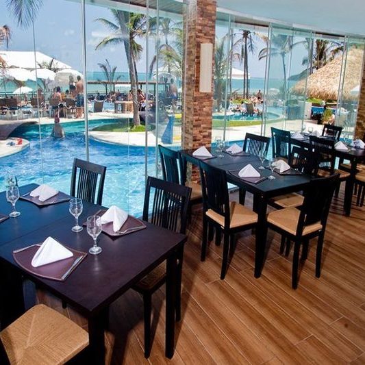 Espaço refeição frente piscinas