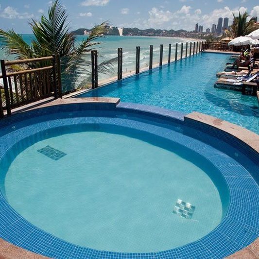 Pequenas piscinas frente mar oferecendo o diferencial no que diz respeito de lazer para seus hospedes
