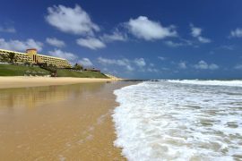 Wish conta com uma praia com mar calmo e com infraestrutura montada na praia