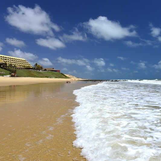 Wish conta com uma praia com mar calmo e com infraestrutura montada na praia