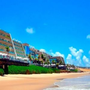 Praia calma com fácil acesso do resort