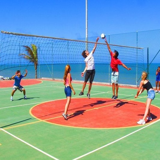 Quadra de vôlei para diversão das crianças e adultos