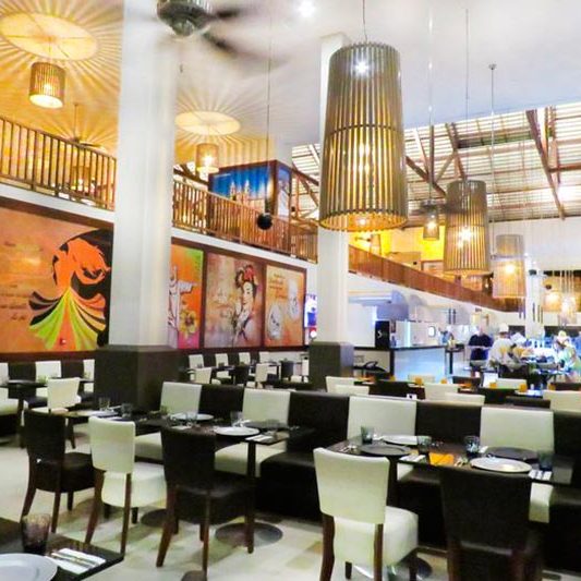 All inclusive restaurante inevitavel com mesas postas