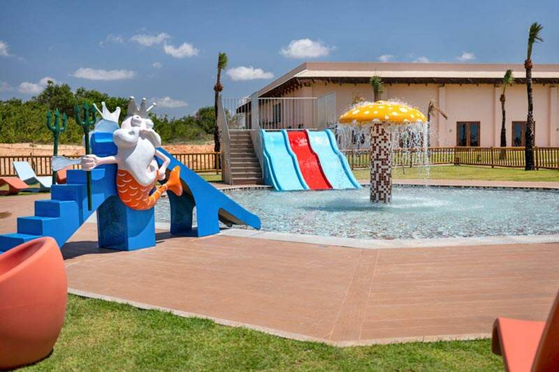 Playground para crianças com piscina e muita diversão