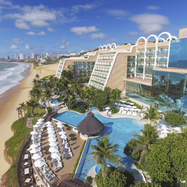 Fachada do Serhs Natal Grand Hotel, um luxuoso resort localizado em Natal, RN.