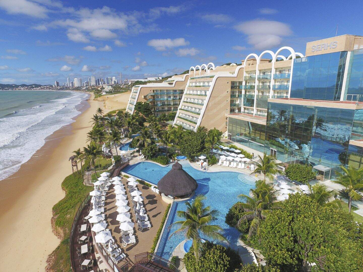 Fachada do Serhs Natal Grand Hotel, um luxuoso resort localizado em Natal, RN.
